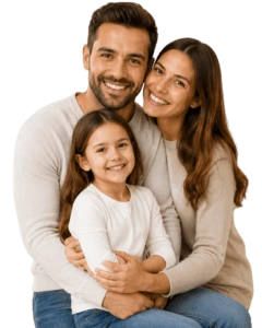Familia sonriente abrazada, protegida con un seguro de Prontix Seguros
