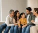 Familia colombiana sonriente protegida con un seguro de vida de Prontix Seguros
